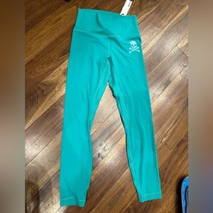 Lululemon Kelly Green Align Legging with Soul Cycle Skull Logo